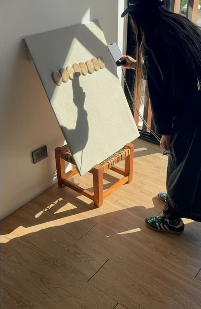Retrato de las artistas en el taller durante el proceso creativo.